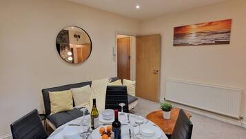 Leilighet, 2 soverom | Oppholdsområde | Flatskjerm-TV