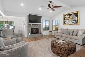 Télévision, cheminée