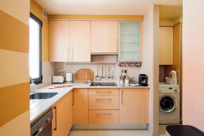 Fridge, microwave, dishwasher, coffee/tea maker