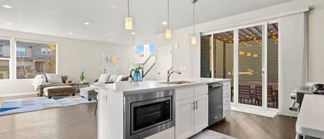 Casa, varias camas, patio, vista al jardín (2932 Comet Street) | Interior