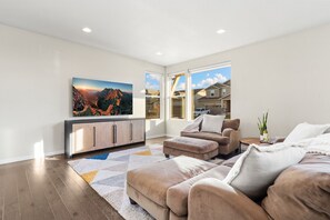 Hús - mörg rúm - verönd - útsýni yfir garð (2932 Comet Street) | Stofa