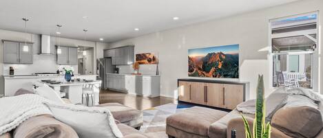 House, Multiple Beds, Patio, Garden View (2932 Comet Street) | Living area