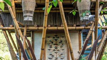 Caja de seguridad en la habitación y tabla de planchar con plancha