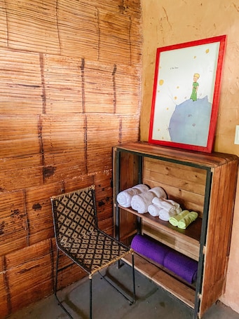 Caja de seguridad en la habitación y tabla de planchar con plancha