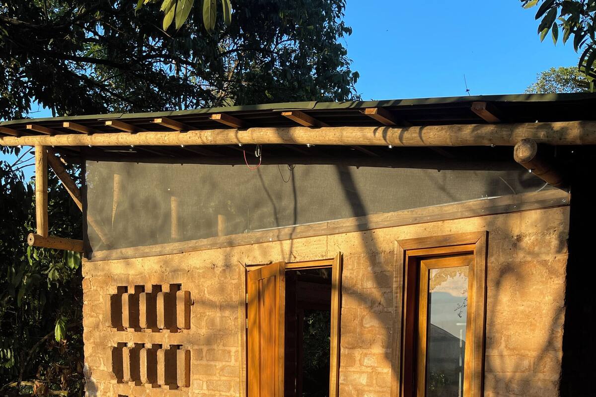 Un piccolo edificio in mattoni con una porta in legno e una finestra.