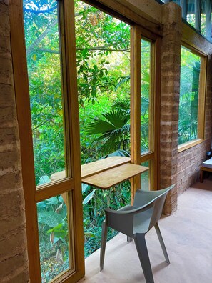 Coffres-forts dans les chambres, fer et planche à repasser