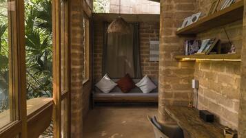 Caja de seguridad en la habitación y tabla de planchar con plancha