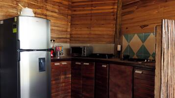 Caja de seguridad en la habitación y tabla de planchar con plancha