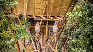 Caja de seguridad en la habitación y tabla de planchar con plancha