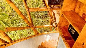 Un escalier en bois offrant une vue sur une végétation luxuriante.