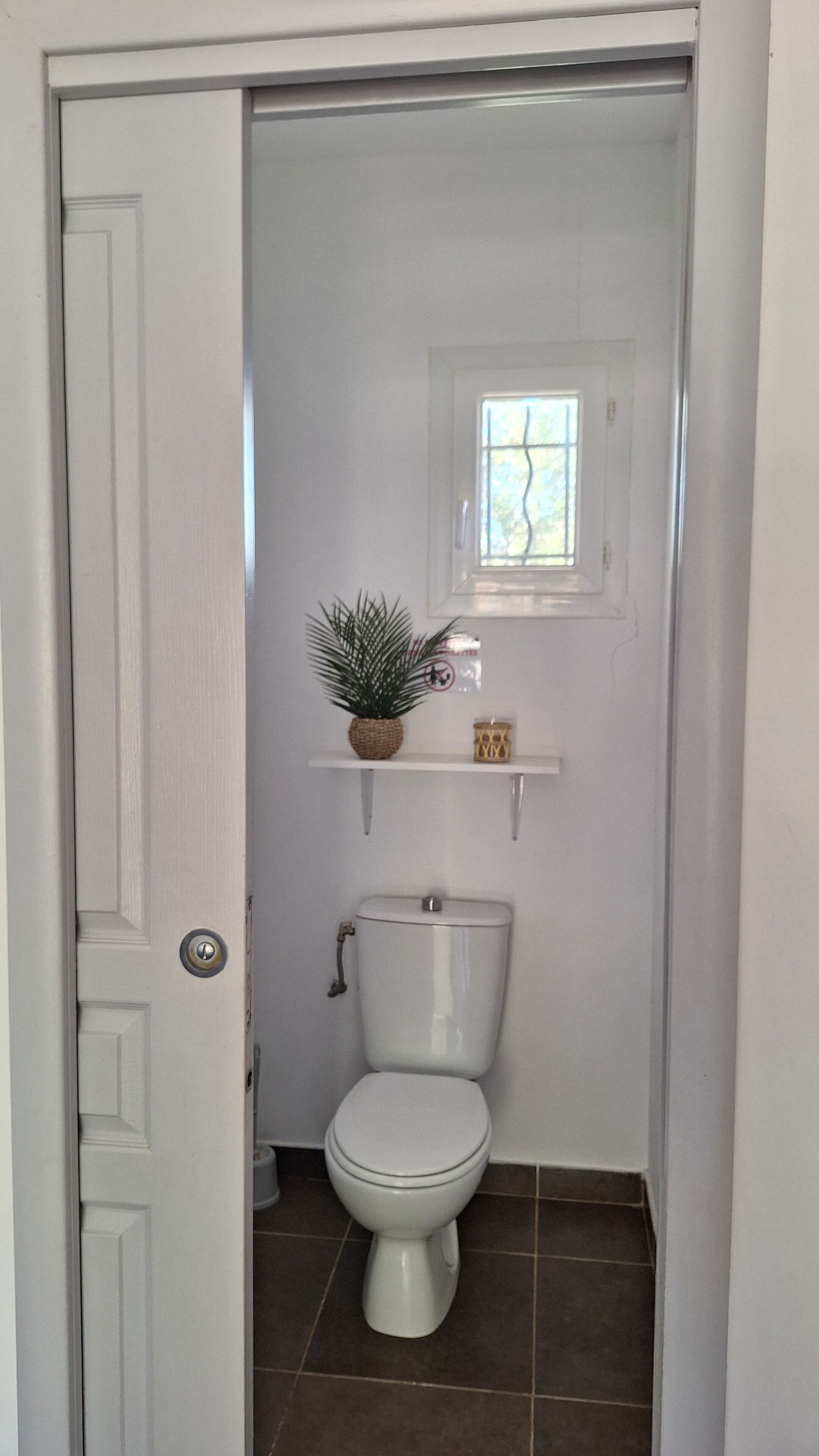 Douche, sèche-cheveux, serviettes fournies, papier toilette