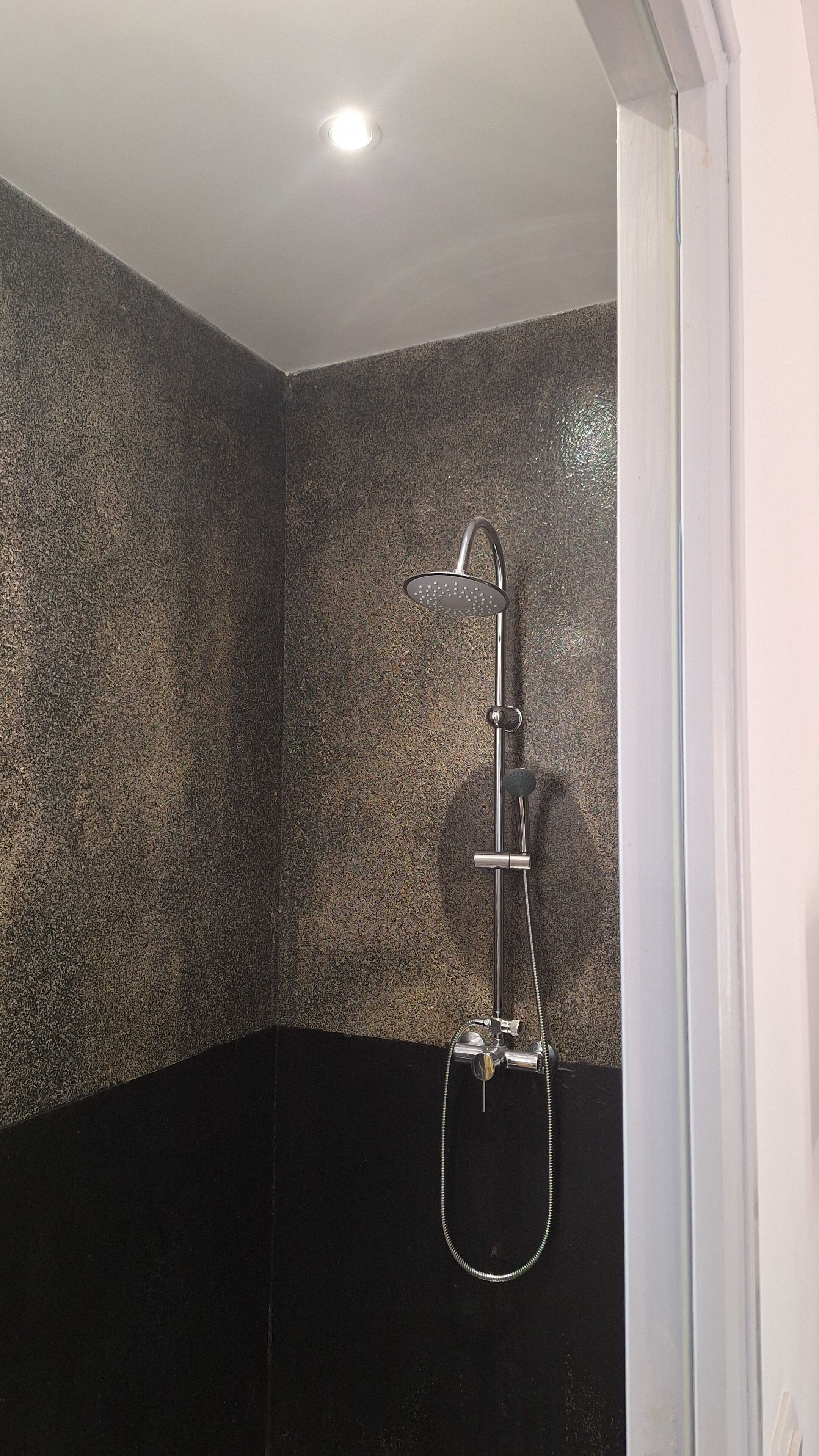 Douche, sèche-cheveux, serviettes fournies, papier toilette