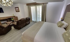 Zimmersafe, Schreibtisch, laptopgeeigneter Arbeitsplatz