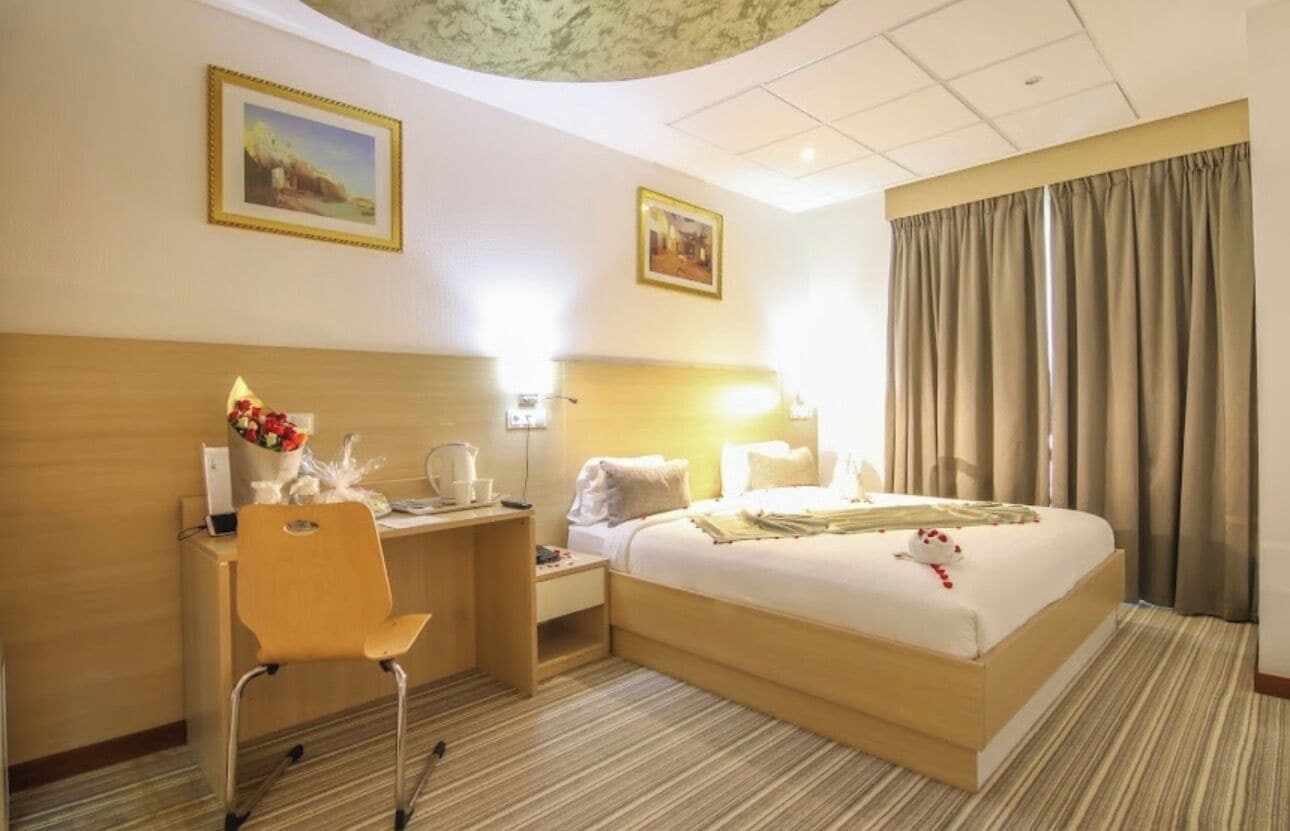 Kamer, 1 twee- of 2 eenpersoonsbedden | Een kluis op de kamer, een bureau, een laptopwerkplek