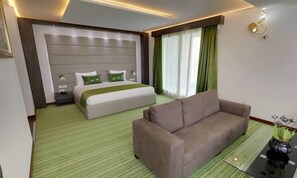 客房内保险箱、办公桌、笔记本电脑工作区、遮光窗帘