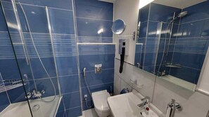 Doppel- oder Zweibettzimmer | Badezimmer | Kostenlose Toilettenartikel, Haartrockner, Handtücher, Seife