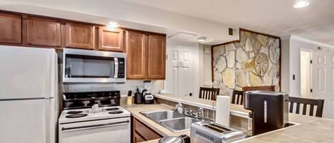 Refrigerador, microondas, horno, placa de cocina