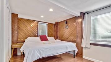 2 bedrooms, desk, iron/ironing board, WiFi