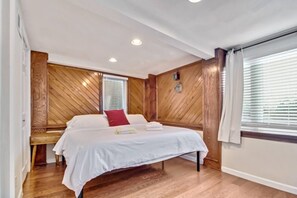 2 bedrooms, desk, iron/ironing board, WiFi