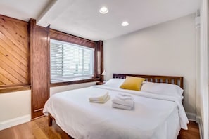 2 Schlafzimmer, Schreibtisch, Bügeleisen/Bügelbrett, WLAN