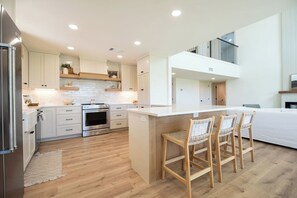 Refrigerador, microondas, horno, placa de cocina