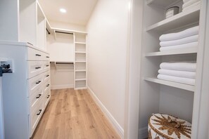 Interior - 4BR renovated home mins from Lake 3 acres, outdoor kitchen, fire pit, air hockey (Marble Falls)