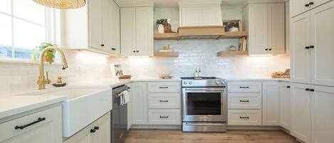 Kylskåp, mikrovågsugn, ugn och spishäll