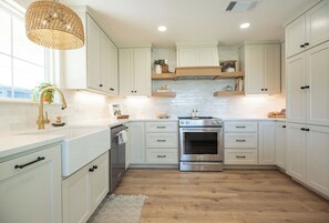 Fridge, microwave, oven, stovetop - 4BR renovated home mins from Lake 3 acres, outdoor kitchen, fire pit, air hockey (Marble Falls)