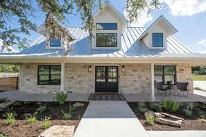 Exterior - 4BR renovated home mins from Lake 3 acres, outdoor kitchen, fire pit, air hockey (Marble Falls)