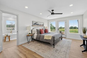 4 bedrooms, desk, iron/ironing board, WiFi - 4BR renovated home mins from Lake 3 acres, outdoor kitchen, fire pit, air hockey (Marble Falls)