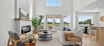 4BR renovated home mins from Lake 3 acres, outdoor kitchen, fire pit, air hockey