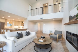 Smart TV, chimenea, libros