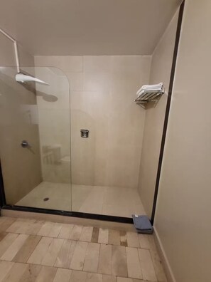 Toalhas de banho, sabonete, papel higiênico 
