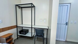 行政三人房 | 客房內保險箱、書桌、筆電工作空間、熨斗/熨衣板