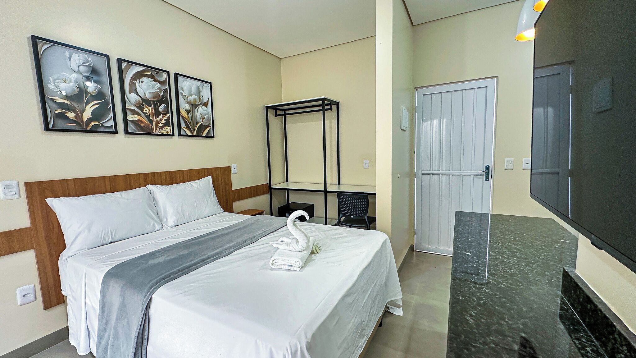 Kamar Triple Eksekutif | Brankas, meja kerja, ruang kerja ramah laptop, dan setrika/meja setrika