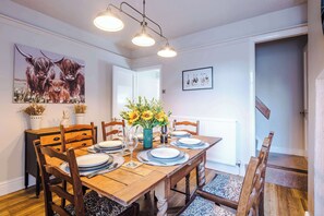 Dining - Spacious 3 Bed, Perfect for Families and Groups! (Nantwich)