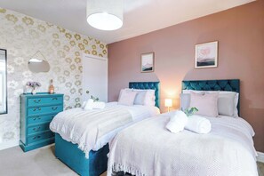 3 bedrooms, iron/ironing board, WiFi, bed sheets - Spacious 3 Bed, Perfect for Families and Groups! (Nantwich)
