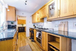 Fridge, microwave, oven, stovetop - Spacious 3 Bed, Perfect for Families and Groups! (Nantwich)