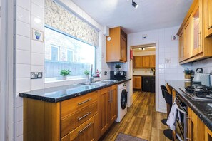 Fridge, microwave, oven, stovetop - Spacious 3 Bed, Perfect for Families and Groups! (Nantwich)