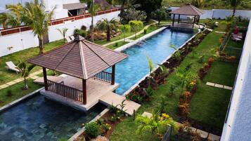 2 piscines extérieures