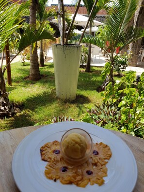 朝食 (コンチネンタル ブレックファスト)、毎日提供 (無料)