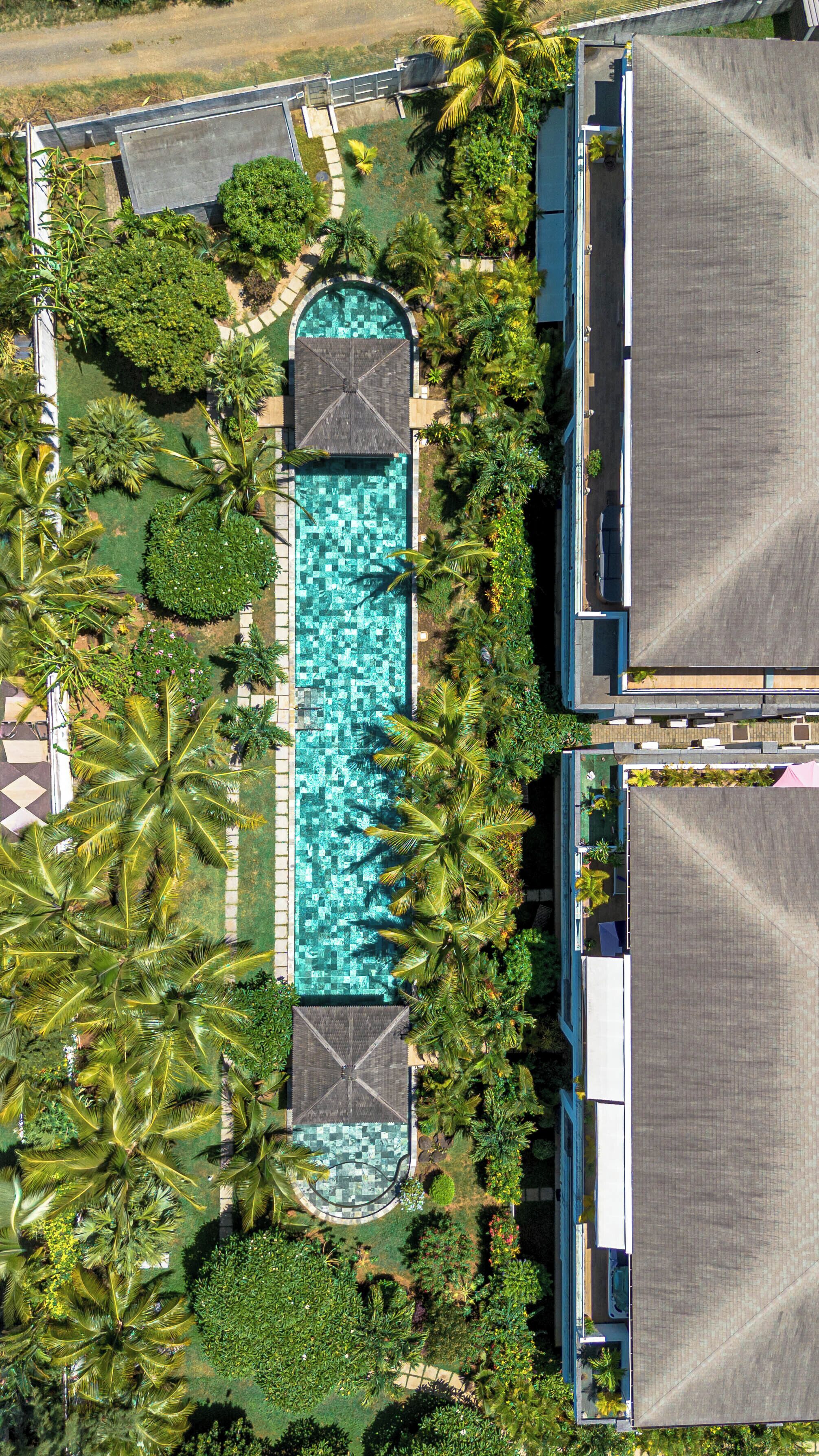 2 outdoor pools