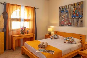 客房內保險箱、書桌、筆電工作空間、遮光布/窗簾