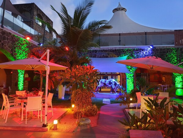 屋外ダイニングエリア