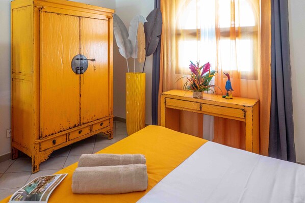 Habitación doble Confort, vista al jardín | Caja de seguridad en la habitación, muebles diferentes y escritorio 