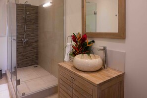 Caja de seguridad en la habitación y escritorio 