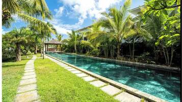 2 outdoor pools