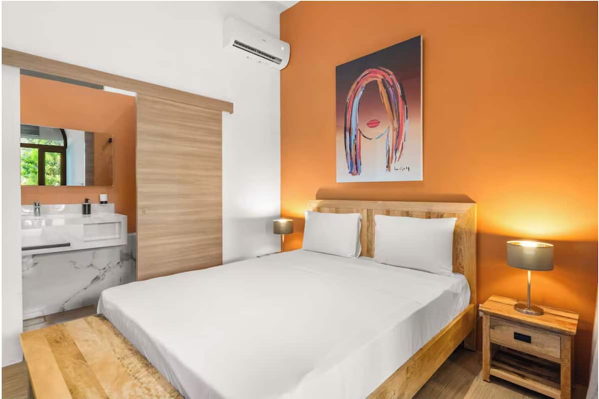 Habitación doble Confort, vista al jardín | Caja de seguridad en la habitación, muebles diferentes y escritorio
