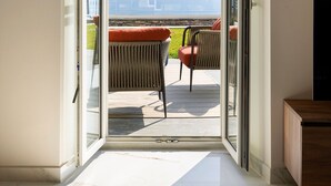 Apartamento, 3 quartos, piscina particular, vista para o jardim | Terraço/pátio