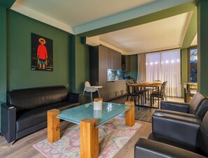 Comfort-Apartment, 4 Schlafzimmer, Blick auf den Innenhof | Wohnbereich